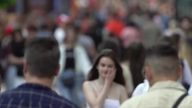 Bir şehir caddesindeki kalabalık, ağır çekim, Kyiv, Ukrayna.