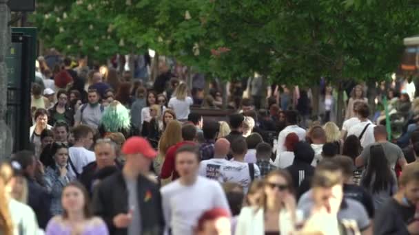Kerumunan orang di jalan kota, gerakan lambat, Kyiv, Ukraina. — Stok Video
