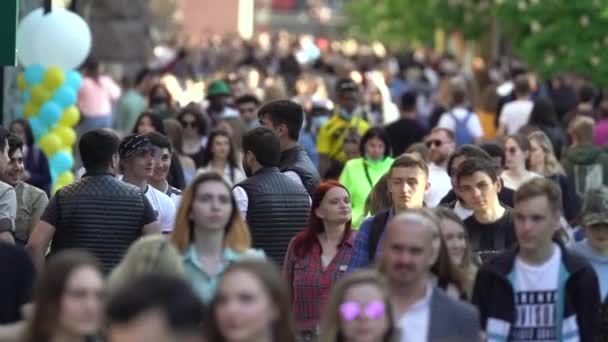 Tłum ludzi na ulicy miejskiej, zwolnione tempo, Kijów, Ukraina. — Wideo stockowe