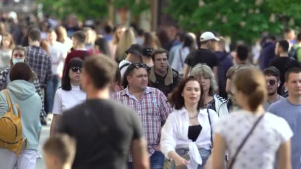 Folkmassa på en stadsgata, slow motion, Kiev, Ukraina. — Stockvideo