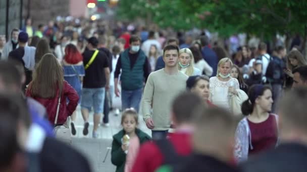 Menigte van mensen op een stad straat, slow motion, Kiev, Oekraïne. — Stockvideo