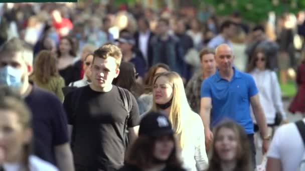 Multidão de pessoas em uma rua de cidade, câmera lenta, Kiev, Ucrânia. — Vídeo de Stock