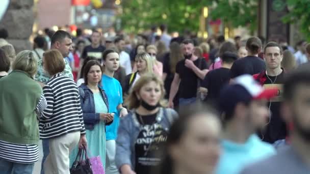 Толпа людей на городской улице, замедленная съемка, Киев, Украина. — стоковое видео