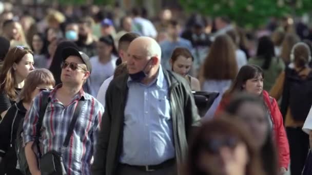 Crowd of people on a city street, slow motion, Kyiv, Ukraine. — Stock Video