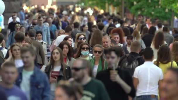 Tłum ludzi na ulicy miejskiej, zwolnione tempo, Kijów, Ukraina. — Wideo stockowe