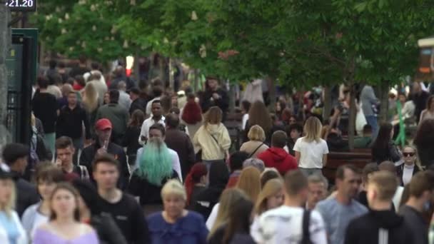 Menschenmenge auf einer Stadtstraße, Zeitlupe, Kiew, Ukraine. — Stockvideo