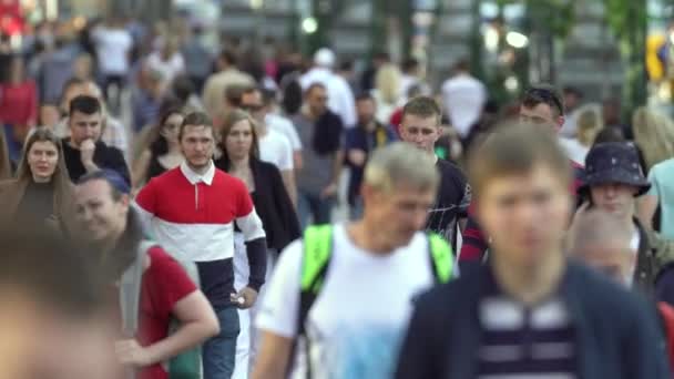 Multidão de pessoas em uma rua de cidade, câmera lenta, Kiev, Ucrânia. — Vídeo de Stock