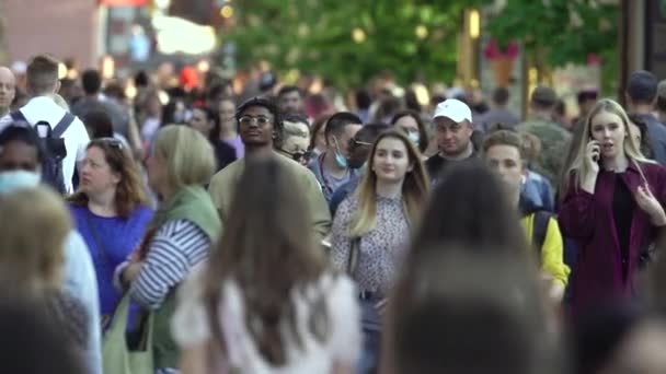 Толпа людей на городской улице, замедленная съемка, Киев, Украина. — стоковое видео