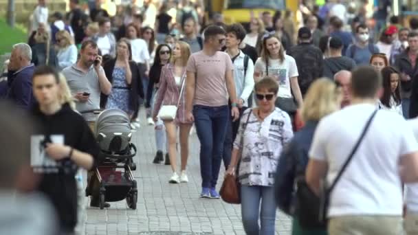 Tömeg az emberek a város utcájában, lassított felvétel, Kijev, Ukrajna. — Stock videók