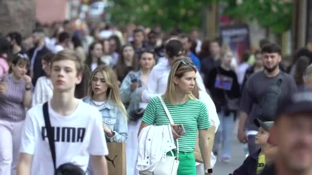 Multidão de pessoas em uma rua de cidade, câmera lenta, Kiev, Ucrânia. — Vídeo de Stock