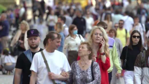 Народ людей на міській вулиці, повільний рух, Київ, Україна.. — стокове відео