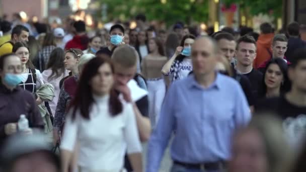 Foule de personnes dans une rue de la ville, au ralenti, Kiev, Ukraine. — Video