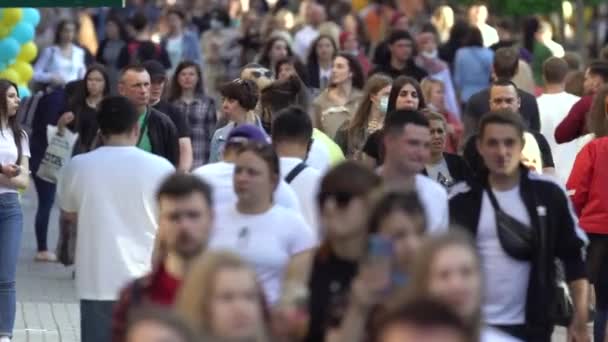 Folle di persone in una strada della città, rallentatore, Kiev, Ucraina. — Video Stock