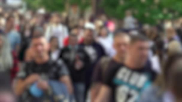 Siluetas de gente caminando en una multitud, cámara lenta — Vídeo de stock