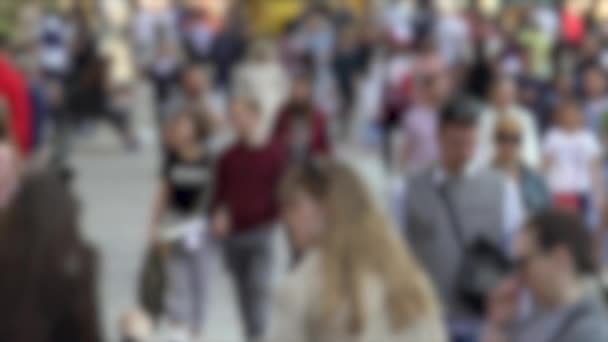 Silhouettes of people walking in a crowd, slow motion — Stock Video