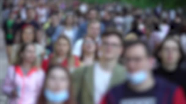 Silhouetten van mensen die in een menigte lopen, slow motion — Stockvideo