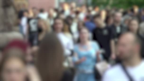 Силуети людей, що ходять у натовпі, повільний рух — стокове відео