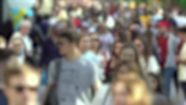 Silhouettes of people walking in a crowd, slow motion — Stock Video