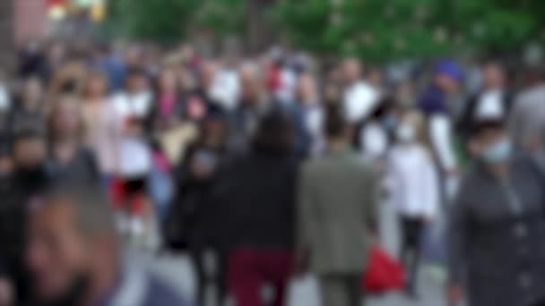 A tömegben sétáló emberek sziluettjei, lassított felvétel — Stock videók