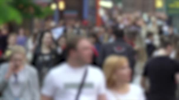 Silhouetten van mensen die in een menigte lopen, slow motion — Stockvideo
