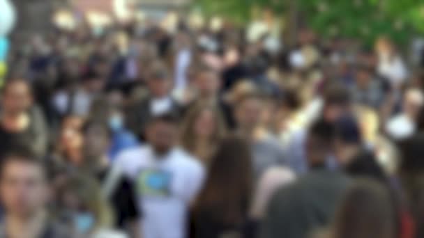 Silhouette di persone che camminano in mezzo alla folla, rallentatore — Video Stock