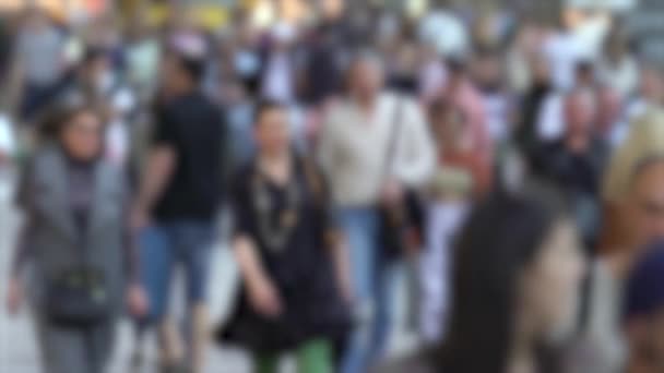 Silhouetten von Menschen, die in einer Menschenmenge gehen, Zeitlupe — Stockvideo