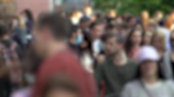 Силуэты людей, идущих в толпе, замедленная съемка — стоковое видео