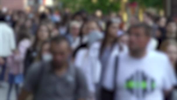 Silhuetter av människor som går i en folkmassa, slow motion — Stockvideo