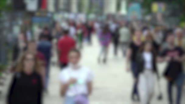 Silhouette di persone che camminano in mezzo alla folla, rallentatore — Video Stock