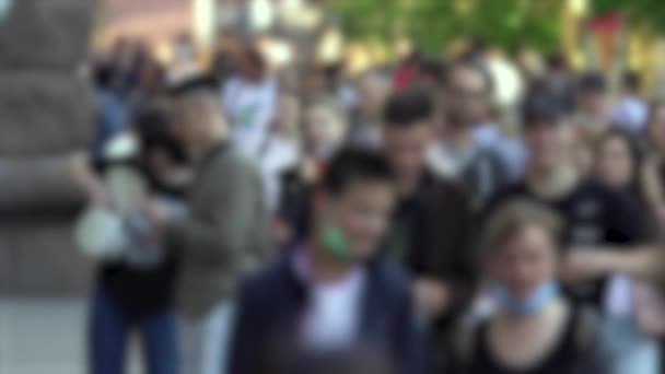 Silhuetas de pessoas andando em uma multidão, câmera lenta — Vídeo de Stock