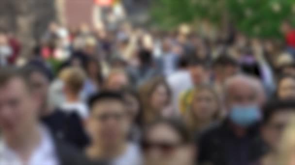 Siluetas de gente caminando en una multitud, cámara lenta — Vídeos de Stock