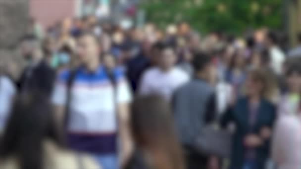 Siluetas de gente caminando en una multitud, cámara lenta — Vídeos de Stock