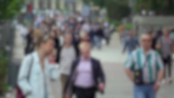 Силуети людей, що ходять у натовпі, повільний рух — стокове відео