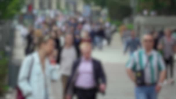 Silhouettes of people walking in a crowd, slow motion — Stock Video