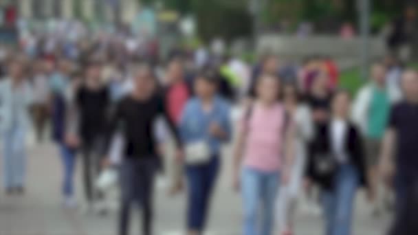 A tömegben sétáló emberek sziluettjei, lassított felvétel — Stock videók