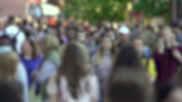 Siluete de oameni care merg într-o mulțime, mișcare lentă — Videoclip de stoc