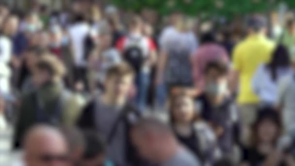 Siluetas de gente caminando en una multitud, cámara lenta — Vídeo de stock