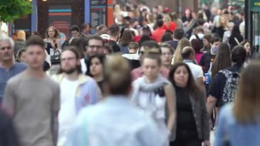 Ukrayna 'nın Kyiv şehrinde bir çok insan.