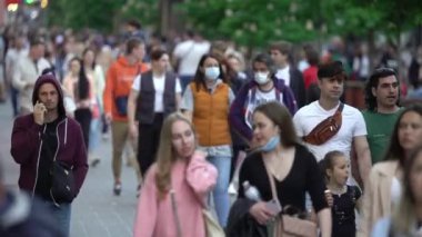 Ukrayna 'nın Kyiv şehrinde bir çok insan.