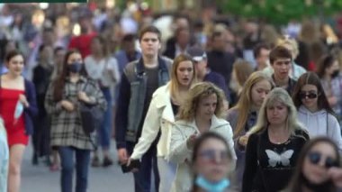 Ukrayna 'nın Kyiv şehrinde bir çok insan.