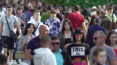 Ukrayna 'nın Kyiv şehrinde bir çok insan.