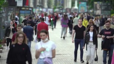 Ukrayna 'nın Kyiv şehrinde bir çok insan.