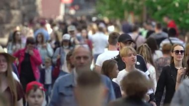 Ukrayna 'nın Kyiv şehrinde bir çok insan.