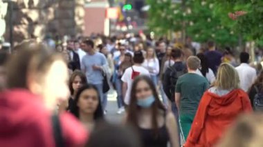 Ukrayna 'nın Kyiv şehrinde bir çok insan.