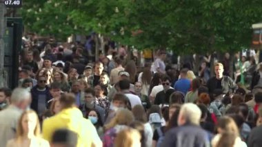 Ukrayna 'nın Kyiv şehrinde bir çok insan.