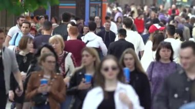 Ukrayna 'nın Kyiv şehrinde bir çok insan.