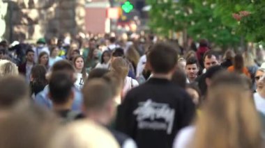 Ukrayna 'nın Kyiv şehrinde bir çok insan.