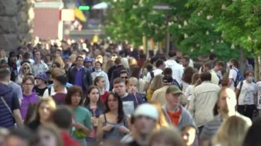 Ukrayna 'nın Kyiv şehrinde bir çok insan.