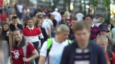 Ukrayna 'nın Kyiv şehrinde bir çok insan.