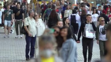 Ukrayna 'nın Kyiv şehrinde bir çok insan.